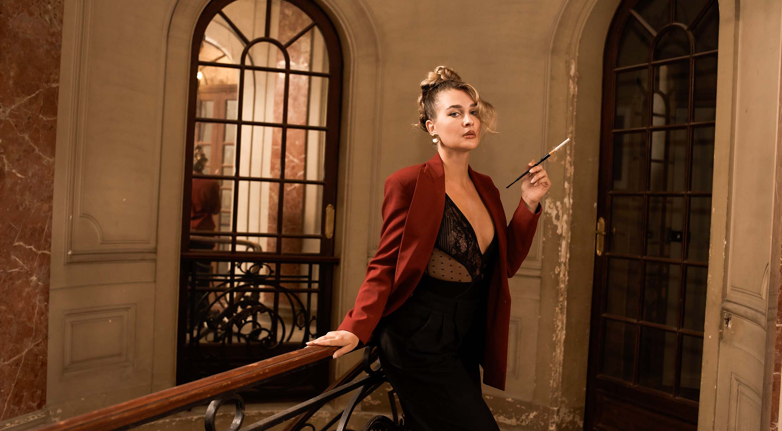 Body à pois transparent habillé d'une veste de costume bordeau Amor et Alma