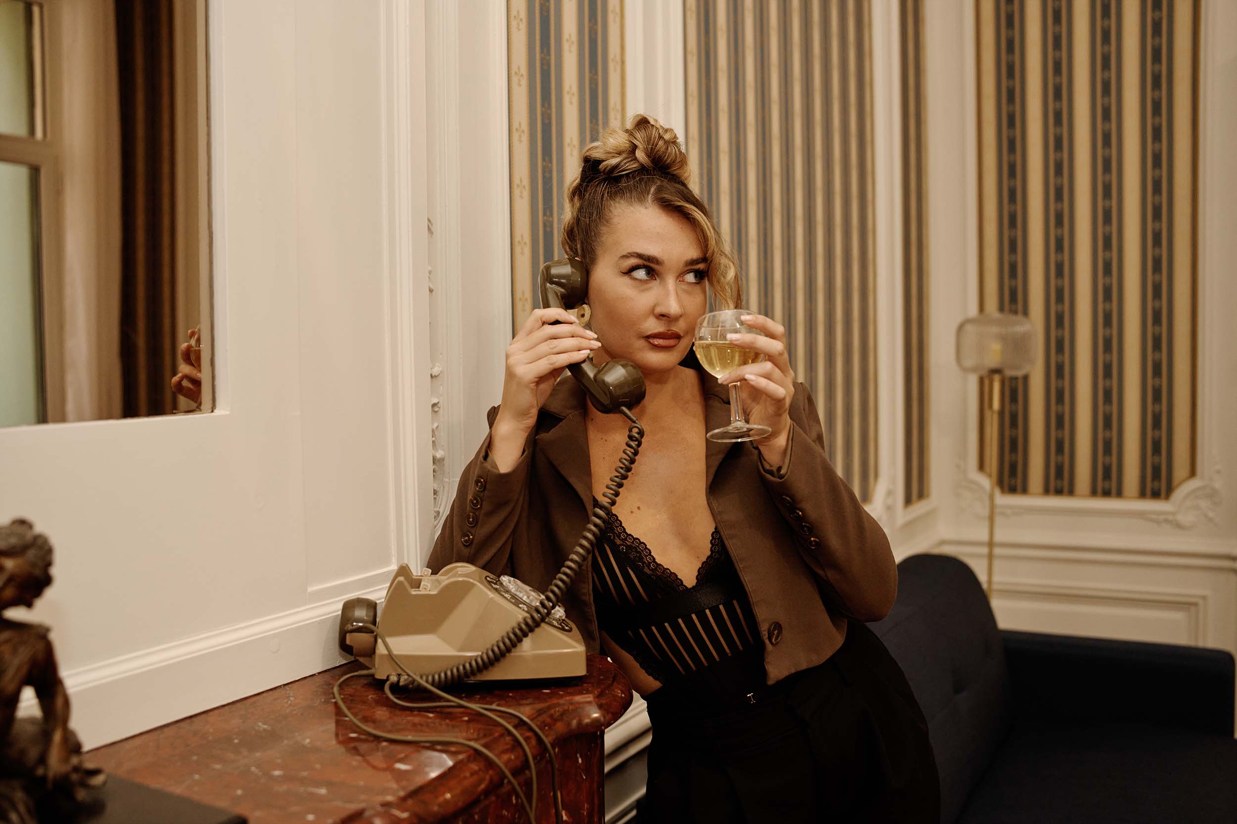 Body noir rayé Amor et Alma et verre de vin